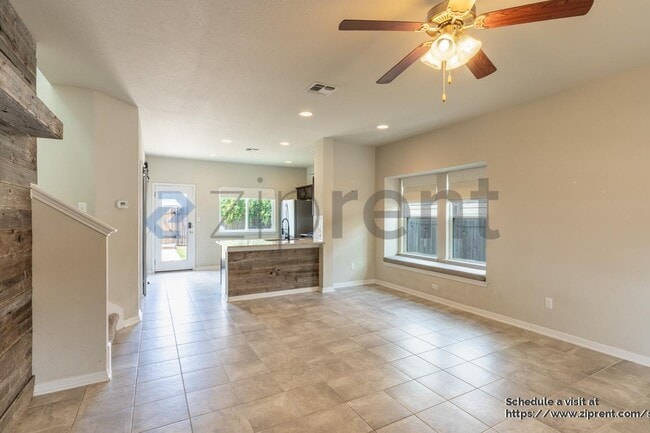 Photo - 215 Friendship Oak Dr