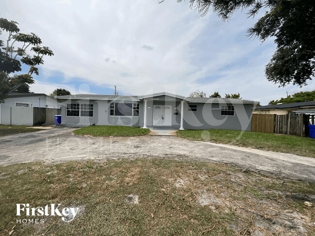 Building Photo - 7171 SW 10th Ct