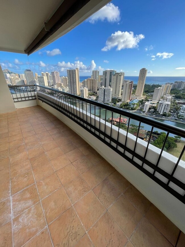 Building Photo - SPACIOUS 1 Bed 1.5 Bath 1 Parking w/ Amazi... Unit 3310 Rental