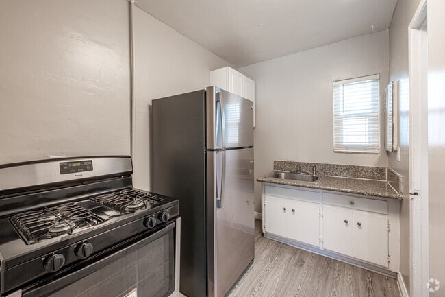 Bachelor - 285SF - Kitchen - Twin Palms