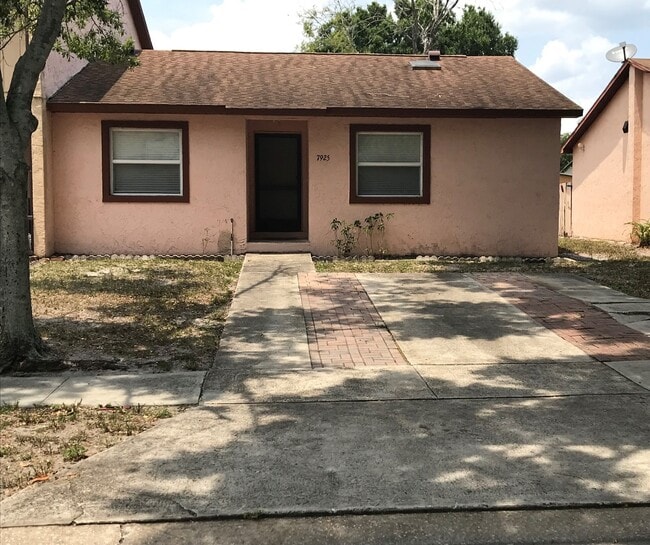 Building Photo - Cozy 3 Bedroom/2 bathroom Townhouse