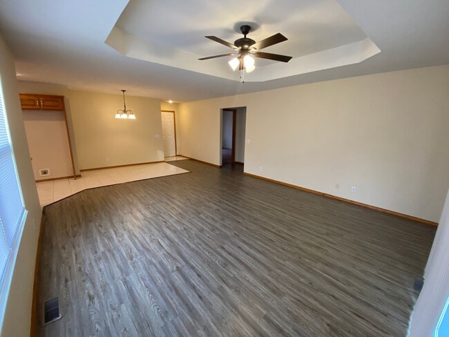 1229-1231 Bluegrass Unit 1229 W. Bluegrass