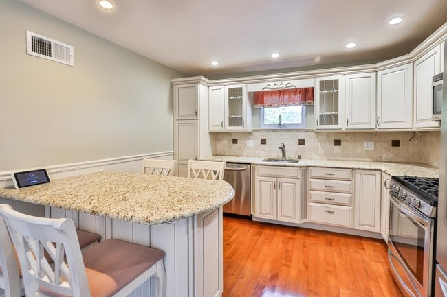Photo - 9898 Wistaria St