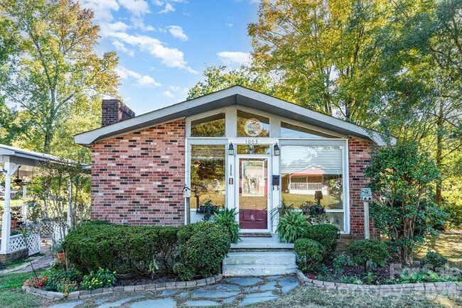 Building Photo - 1003 Robinhood Ln