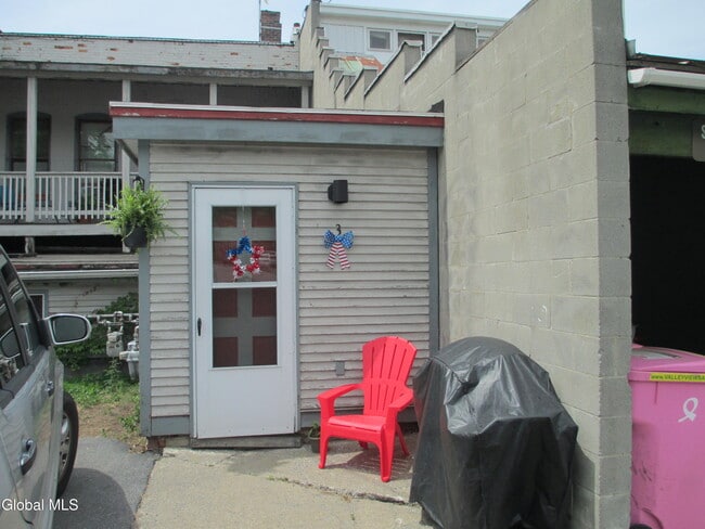 Building Photo - 80-82-82 Milton Ave Unit 3