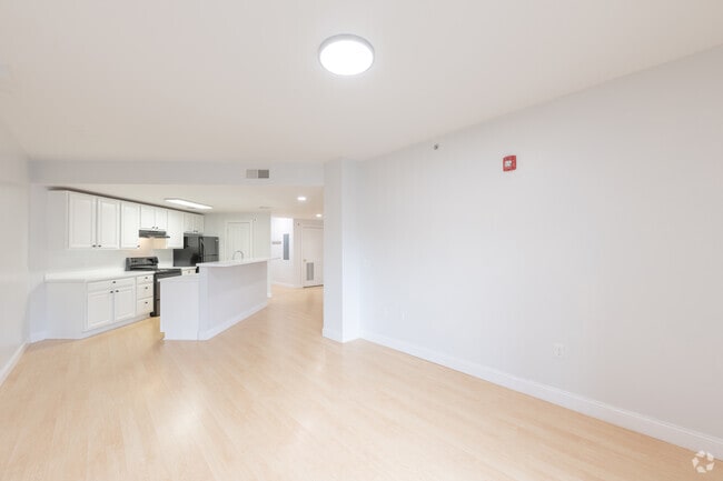 2 habitaciones, 1 baño - 1000 pies cuadrados - Sala de estar - Clock Tower Square