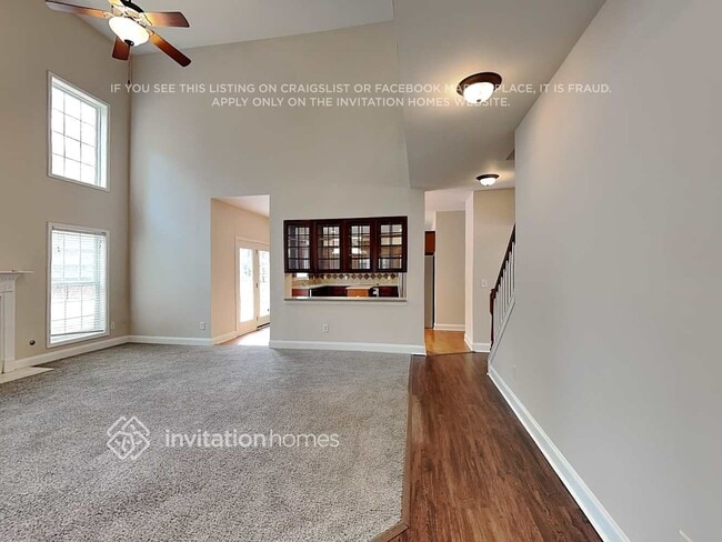 Photo - 625 Excalibur Ct SE
