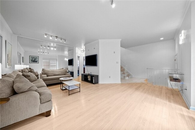 Photo - 302 Kingsberry Cir