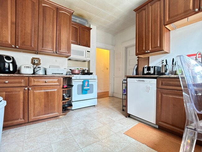 Building Photo - 324 Faneuil St Unit 1 Rental