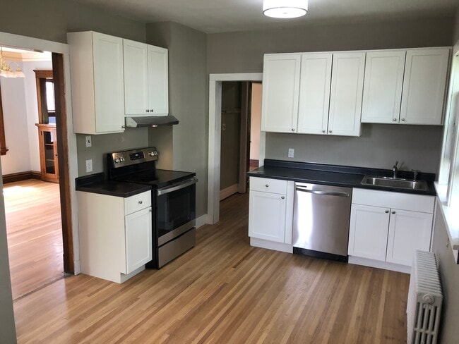 Building Photo - 1624 E 5th St