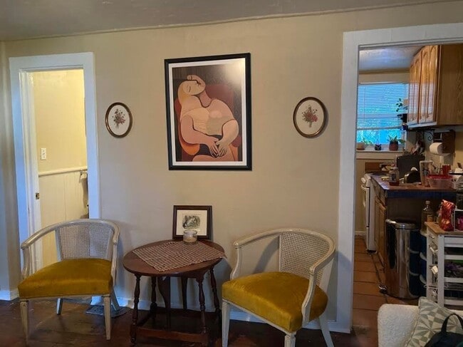 Photo - Cozy 2 Bedroom, 1 Bathroom in Fifth Avenue Neighborhood