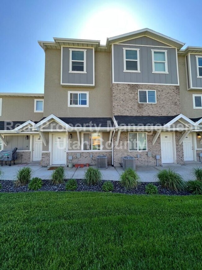 New Lower Rent! Pet Friendly Townhome House Rental in Eagle Mountain