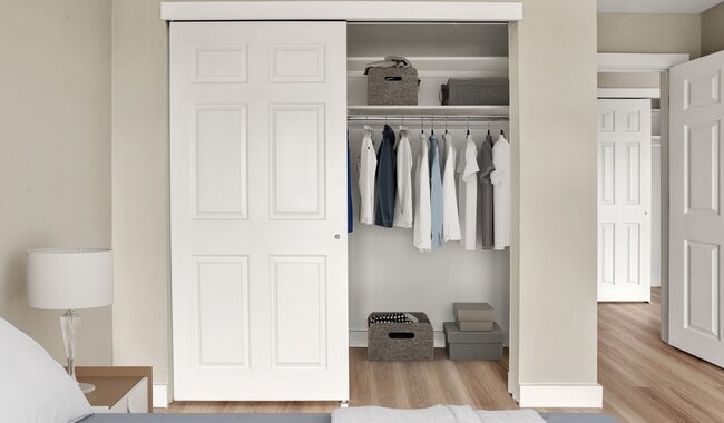 Disfruta de amplios armarios para tu ropa.