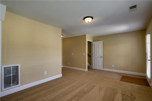 3-bed/3.5-bath in Lenox Village - 3-bed/3.5-bath in Lenox Village Townhome