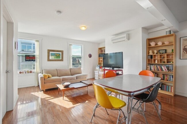 Building Photo - 324 W 4th St Unit 4