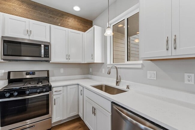 Photo - 3 bedroom, 2.5 bath townhome, minutes from...