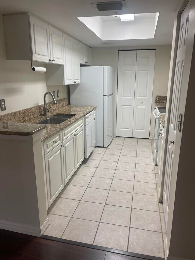 Building Photo - 400 Crestwood Ct N Unit 417 Rental