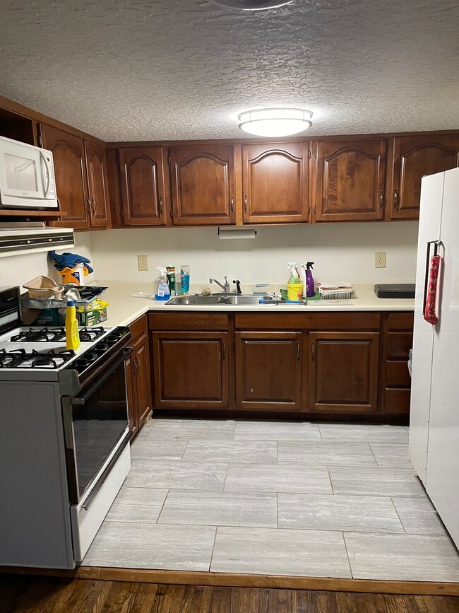 Kitchen - 213 Woodland Cir
