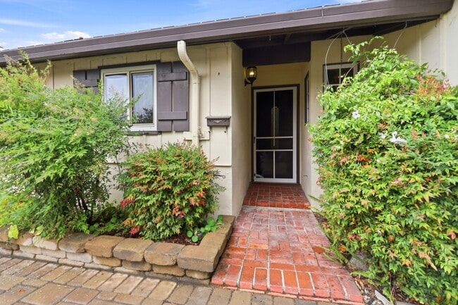 Photo - 927 Lorne Way