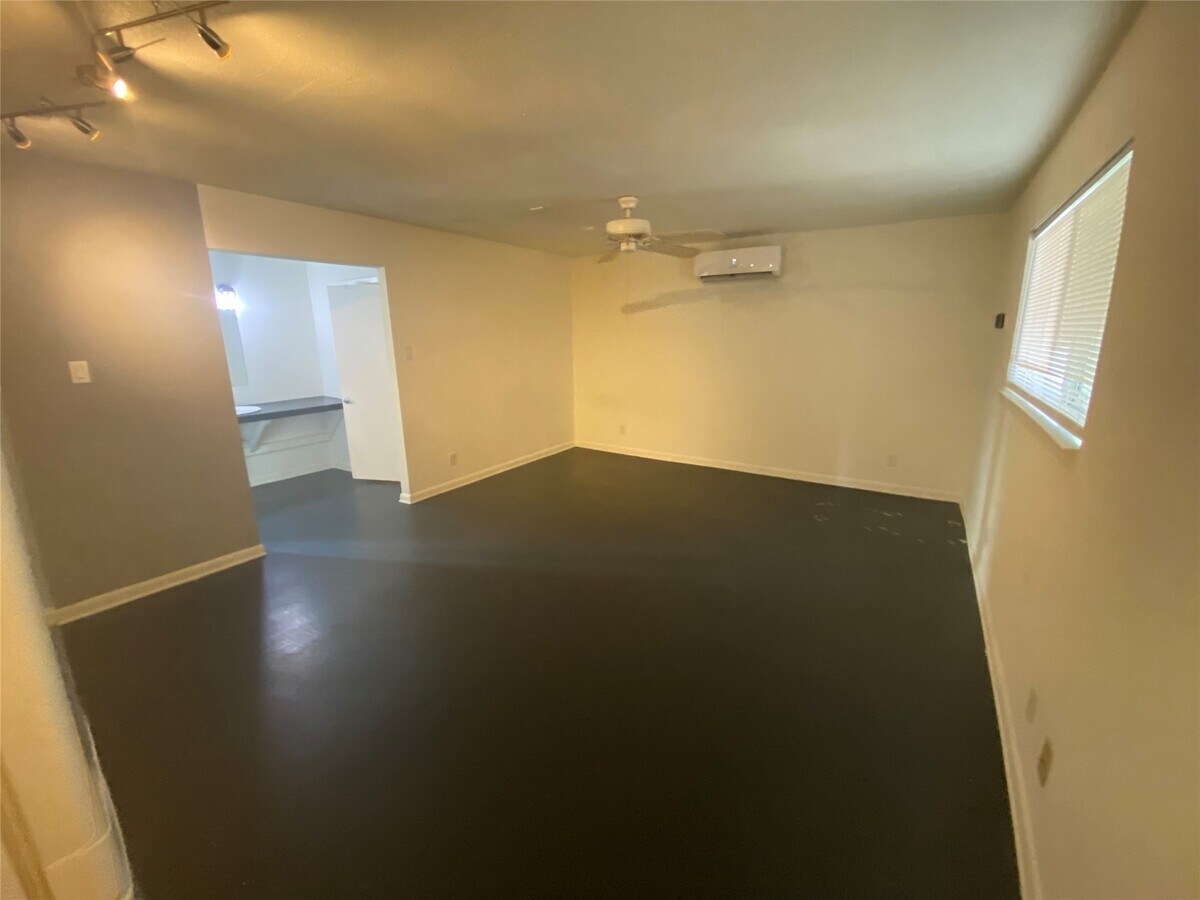 Photo - 219 W Alabama St Unit 32