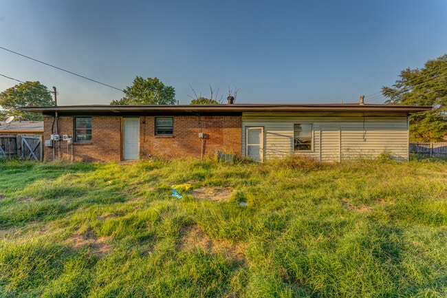 Photo - 121 W Pecan St