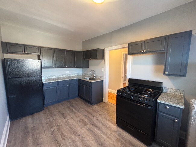 Building Photo - 652-658 E 81st St