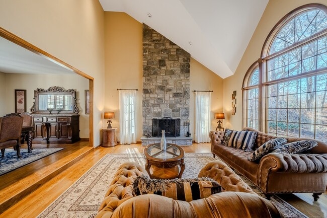 Photo - 723 Laurie Ln