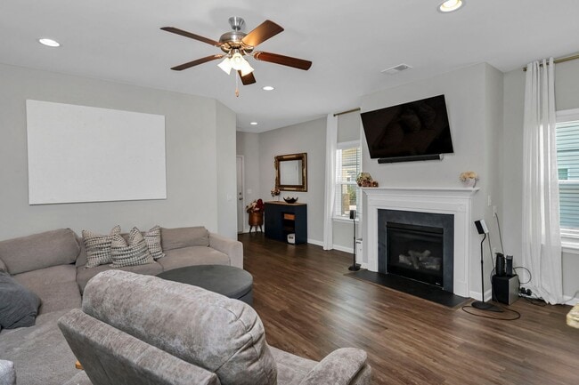 Photo - Ranch style home with Modern Finishes & Private Fenced Backyard!