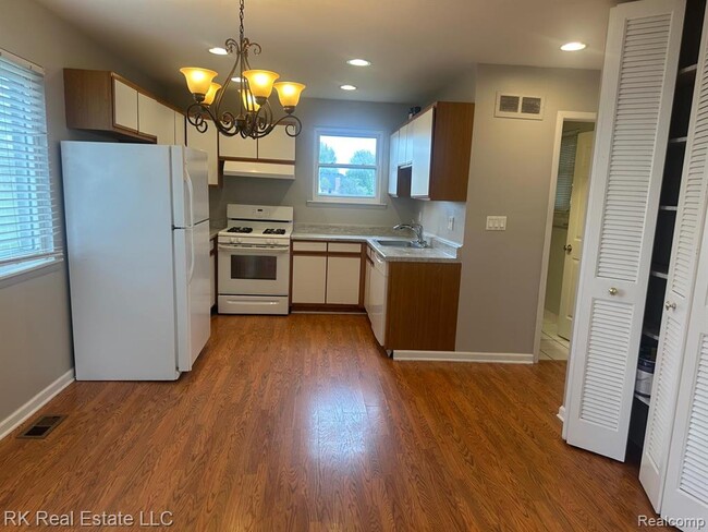 Photo - 2824 Roundtree Dr