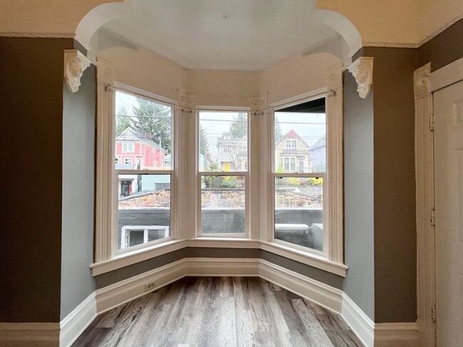 Building Photo - belmont31 Unit 2