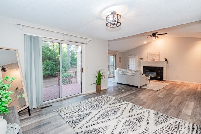 Photo - 965 Monticello Dr