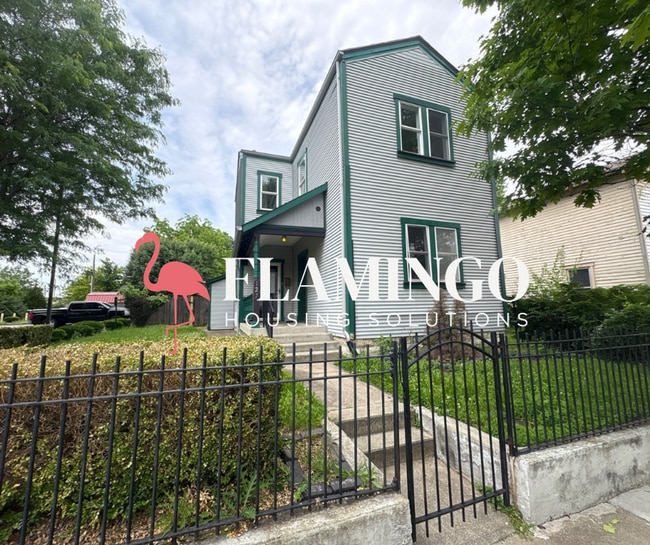 Building Photo - Large 3-Bedroom, 3-Bath Home with Plenty of Space!