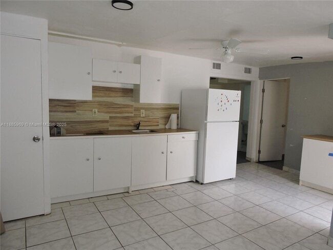 Building Photo - 681 NE 3rd Pl Unit 4 Rental