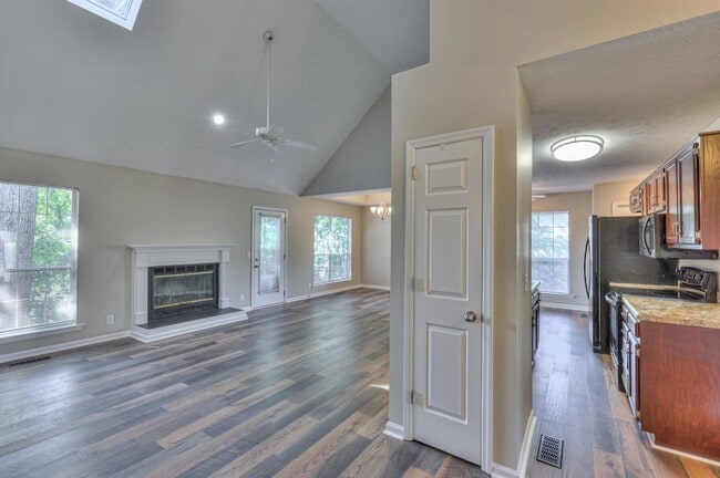 Photo - 1617 Roundhill Dr