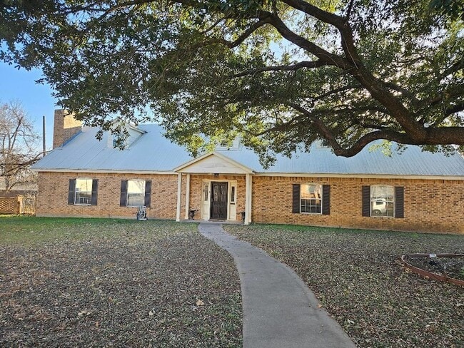 Building Photo - 710 N Avenue C