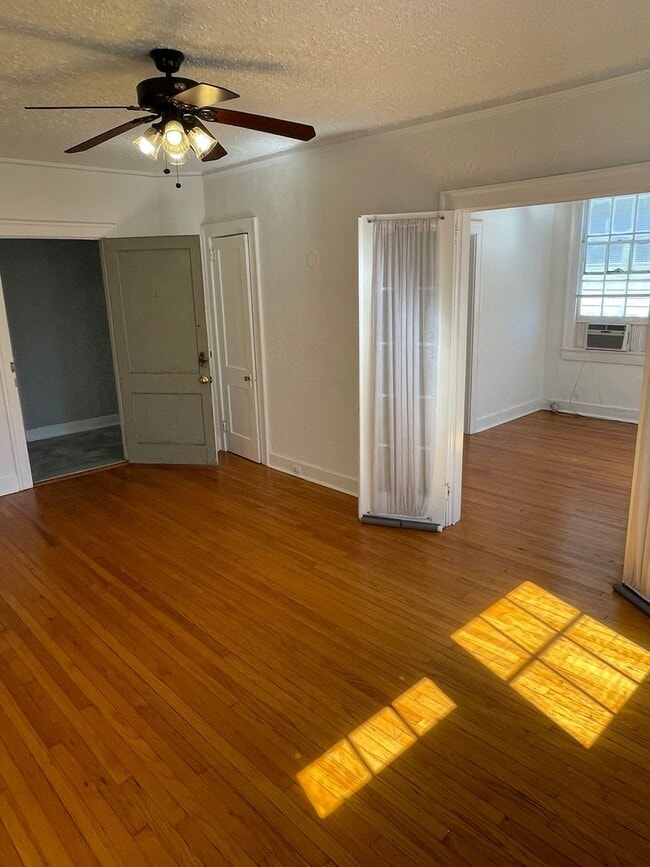 Photo - 1BD/1BA Corner Unit ON Napoleon Ave Unidad L