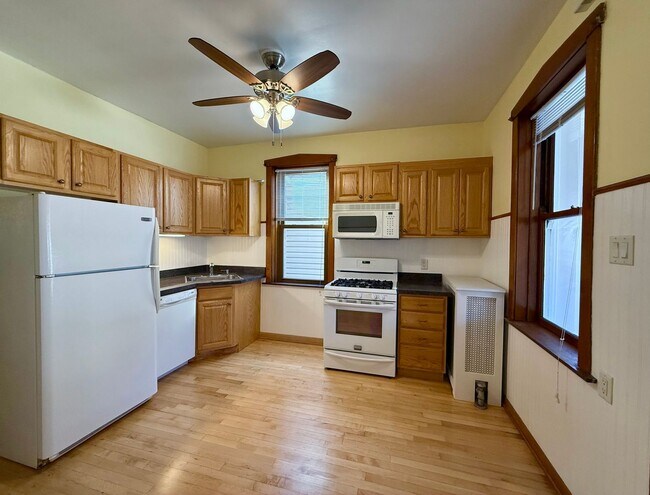 Photo - Gorgeous 2 Bed + Den / 1 Bath Portage Park... Unit 1