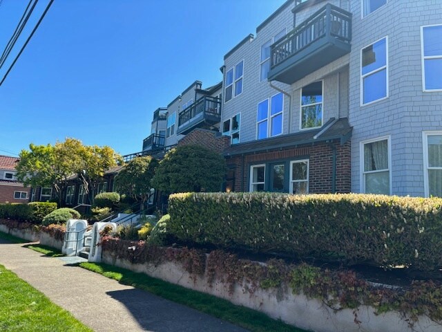 Attractive and well maintained condo building. - 2920 Alki Ave SW Unidad 408