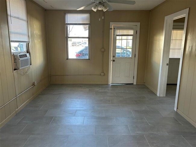 Photo - 906 Haysel St