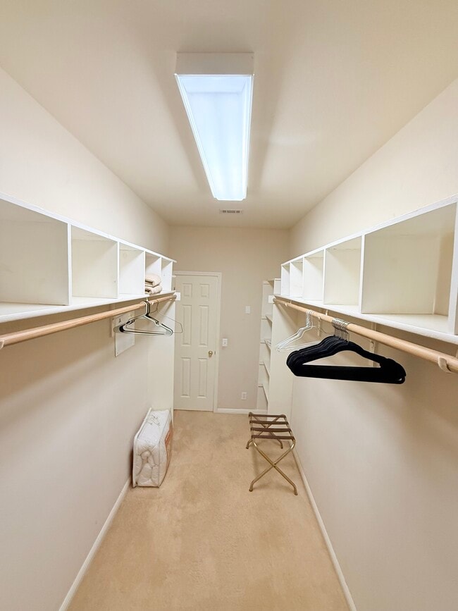 Closet sin cita previa - 584 Rockhurst St