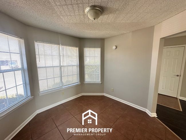 Photo - 3BR/2BA Home w/ 2-Car Garage, Vaulted Ceilings & Fireplace in Memphis