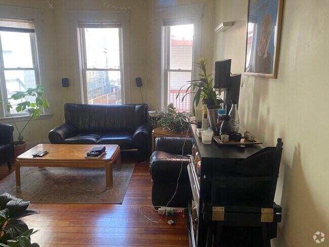 Building Photo - 2 Imrie Rd Unit 1 Rental