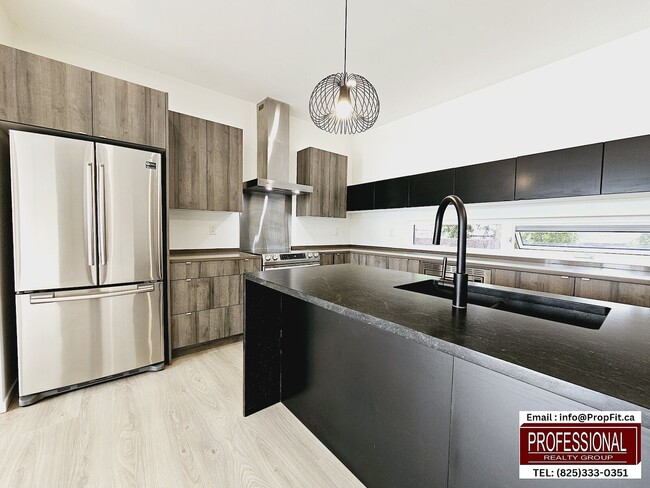 Photo - 16112 99 Av NW