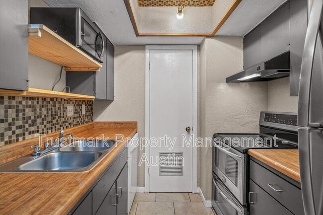 Building Photo - 2600 Penny Ln Rental
