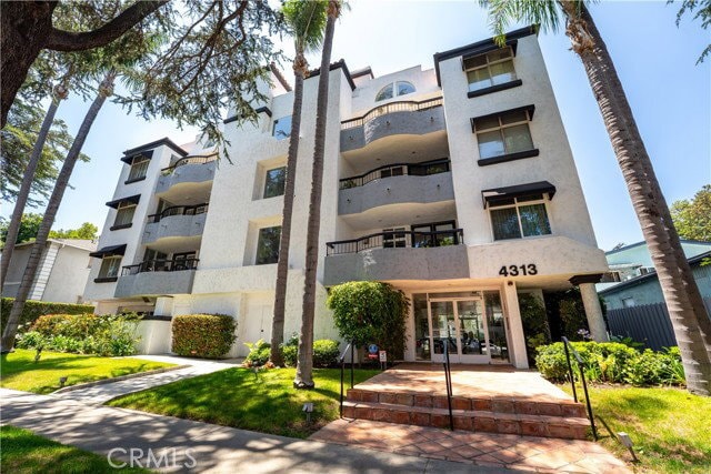 Building Photo - 4313 Van Nuys Blvd