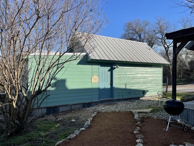 Photo - 607 Live Oak St