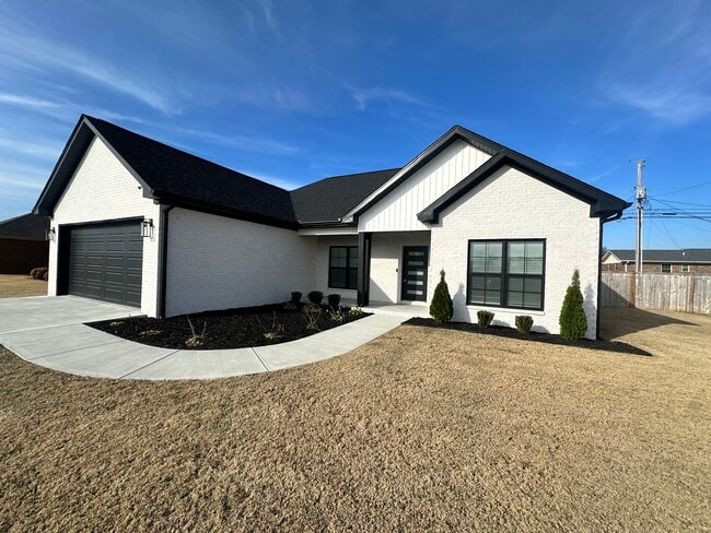 Building Photo - 210 Market St