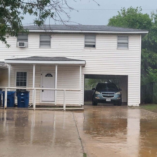 Building Photo - Two Bed/1 Bath With Covered Parking in Floresville Unit 2