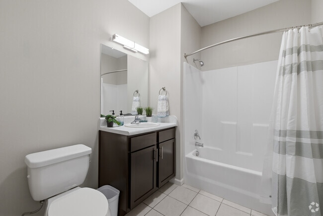 2BR, 2BA - 985SF - Bathroom