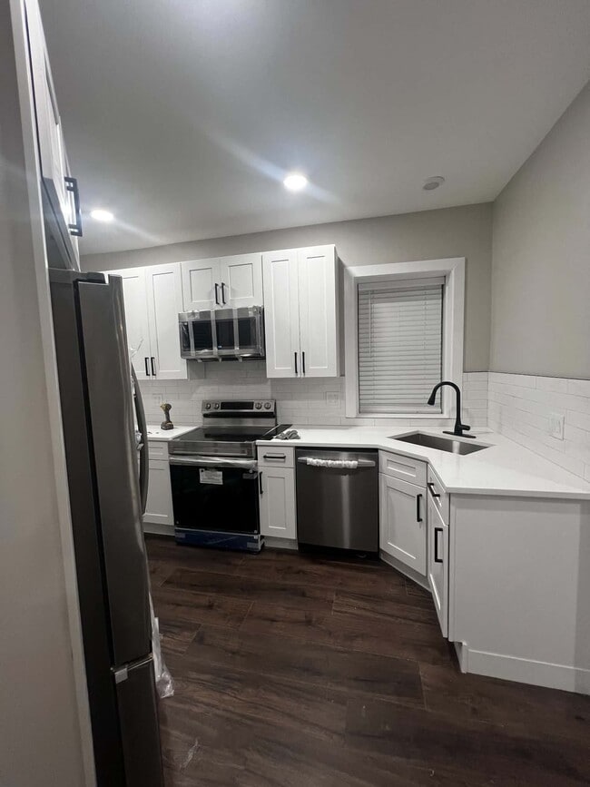Building Photo - 6042 N Avondale Ave Unit 2A